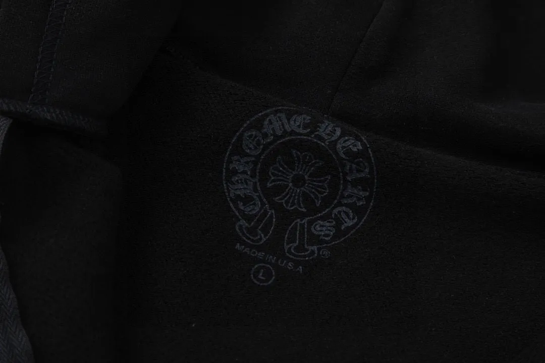 P320 chrome hearts Foti limited color printed zipper hooded cedar jacket. The same model as the star, real silver plated sword puller, eight-claw machine thermosetting oil material printing, very rare and cool version. 420g high-quality fabric specially made for trendy brands, one-piece velvet, excellent color fastness, no whitening problem, moderate feel and stiffness. A must-have item for autumn and winter, the same style for men and women. Can be used with items from the same series to create a personalized look. Size: S M L XL
